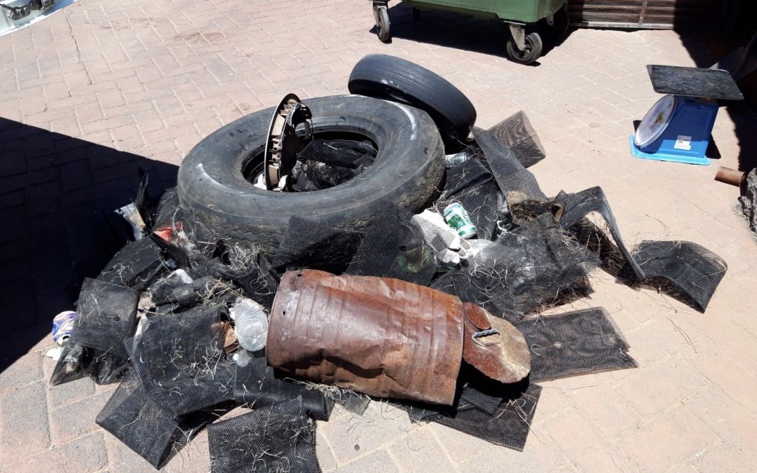 Los equipos de limpieza del Teide recuperan grandes cantidades de residuos de zonas poco accesibles