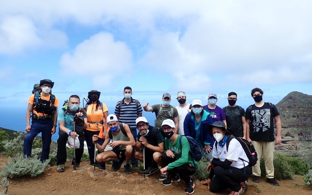 Actividad Medioambiental de Montañeros de Nivaria Jóvenes de Santa Úrsula pateando de El Batán a Punta Hidalgo